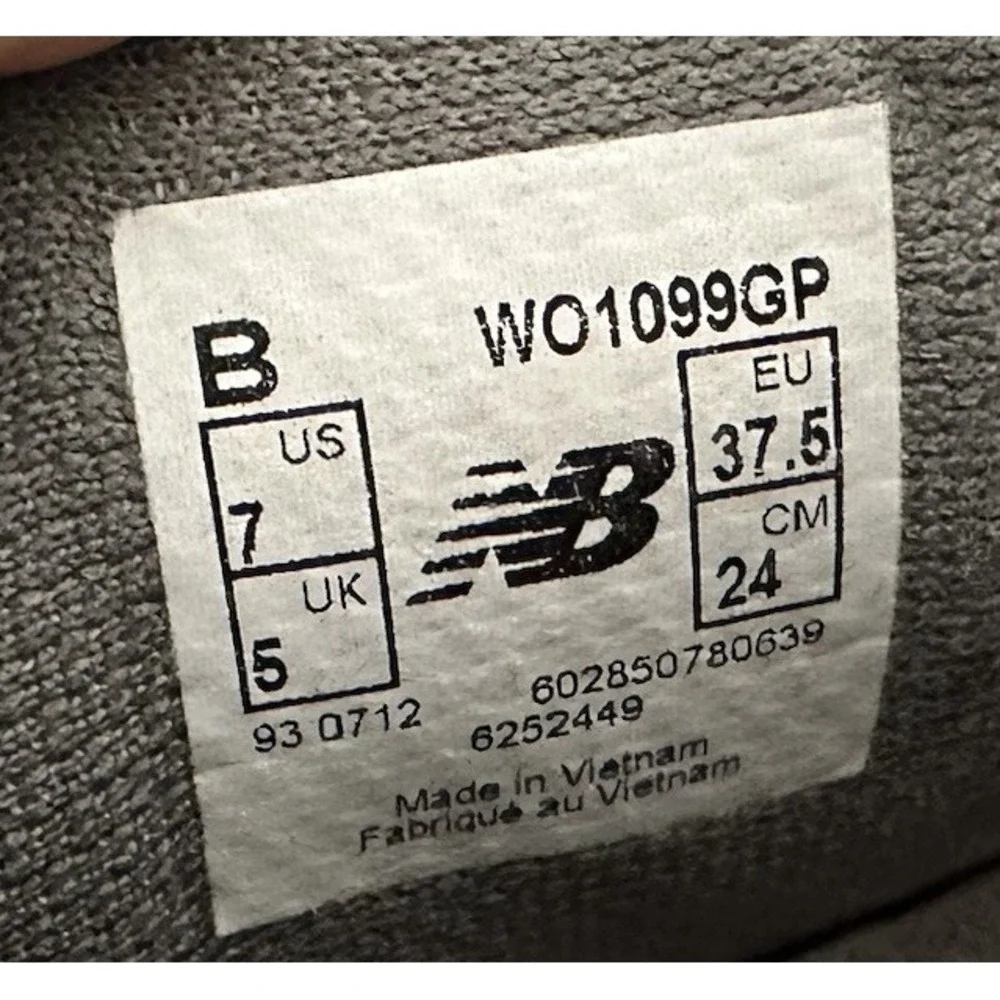 New Balance Boots Primaloft Womens US‎ 7 B Vibram Soles Winter Hiking Gray Shoes
